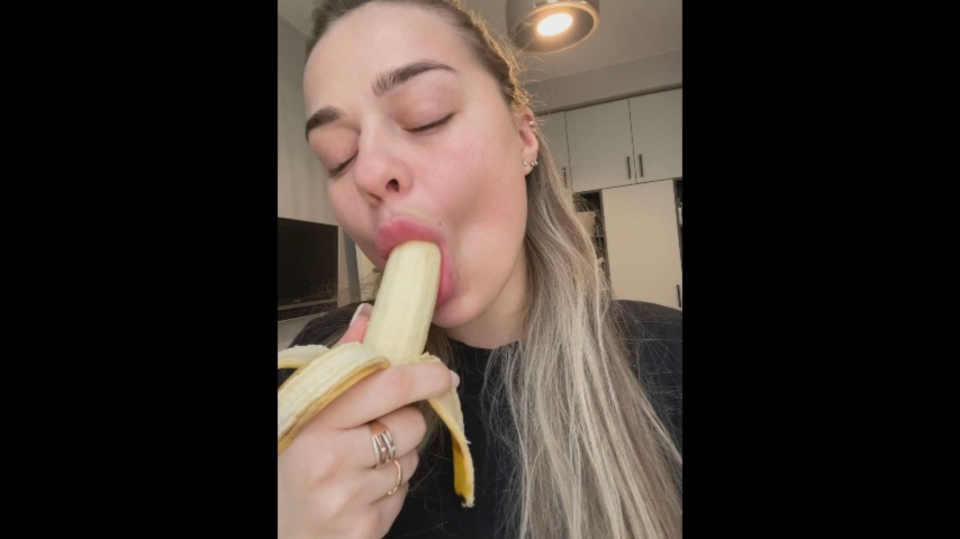 Food Porn | Sucking Banana