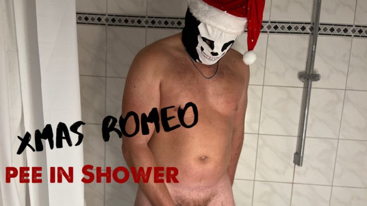 Xmas Romeo Pee in Shower