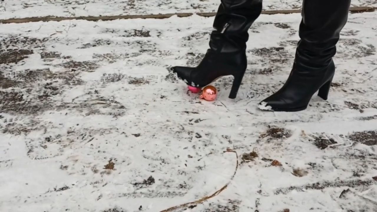 Crush fetish and stomping Christmas balls 2