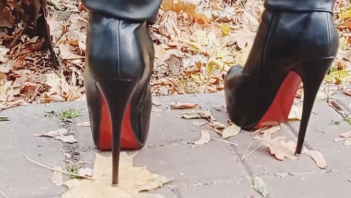 I walk in high-heeled boots in the park and trample leaves