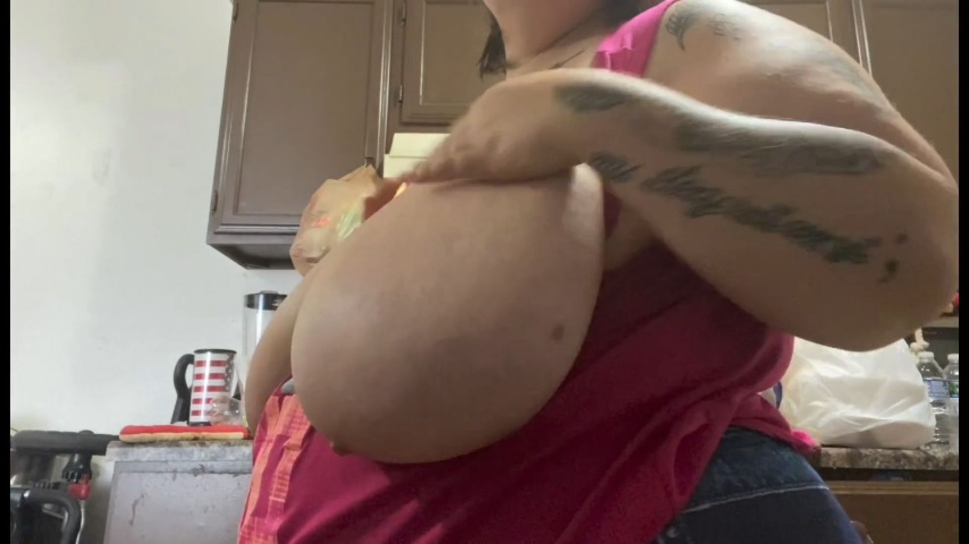 Amateur BBW Shows Boobs in Kitchen