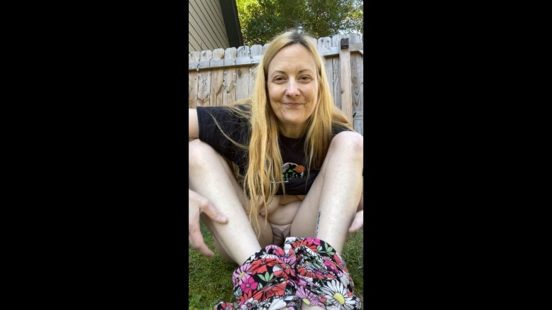 MILF pees outside legs up