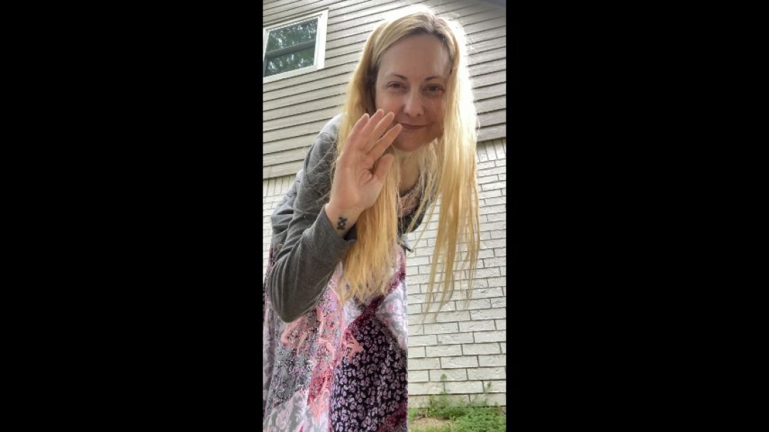 MILF pees outside with closeup