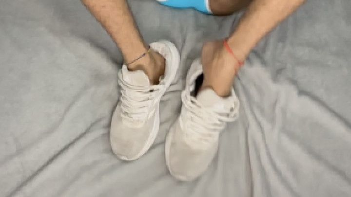 Shoeplay Jerkoff on Smelly Feet