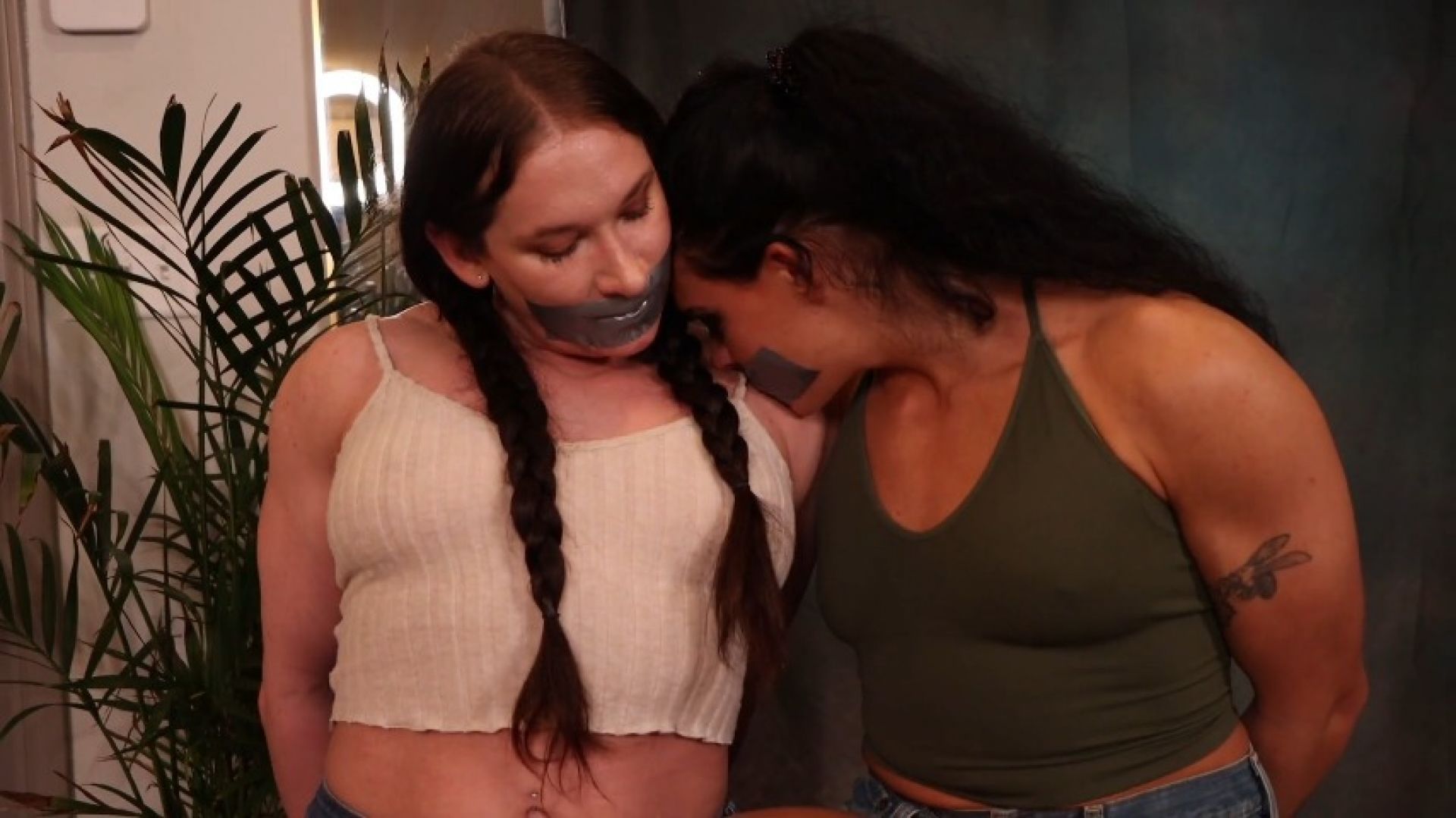 Breakout Challenge Turns to Lesbian LoveFest - TapeGag Kiss