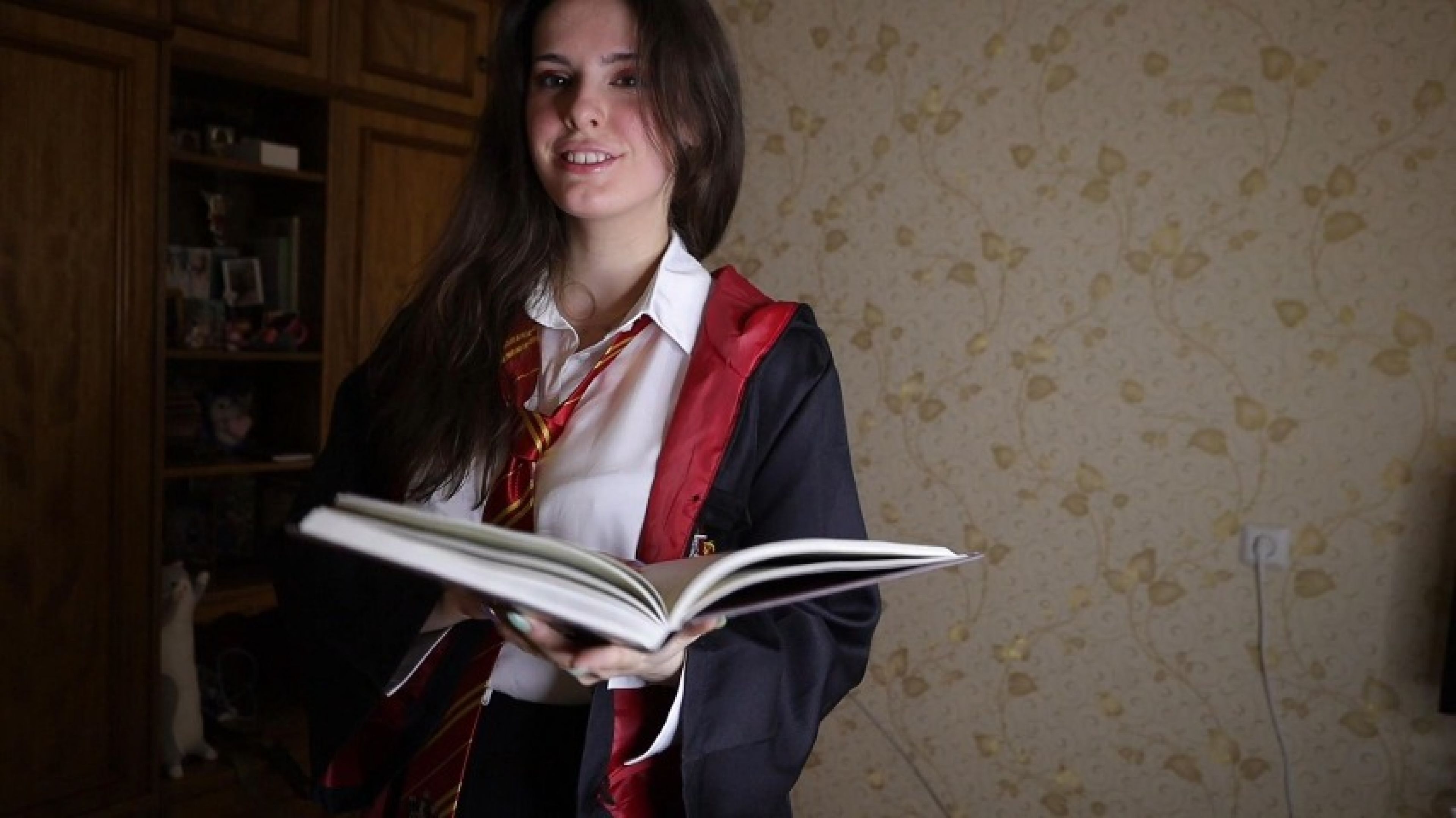 Cosplay: Hermione striptease and teases you with her body