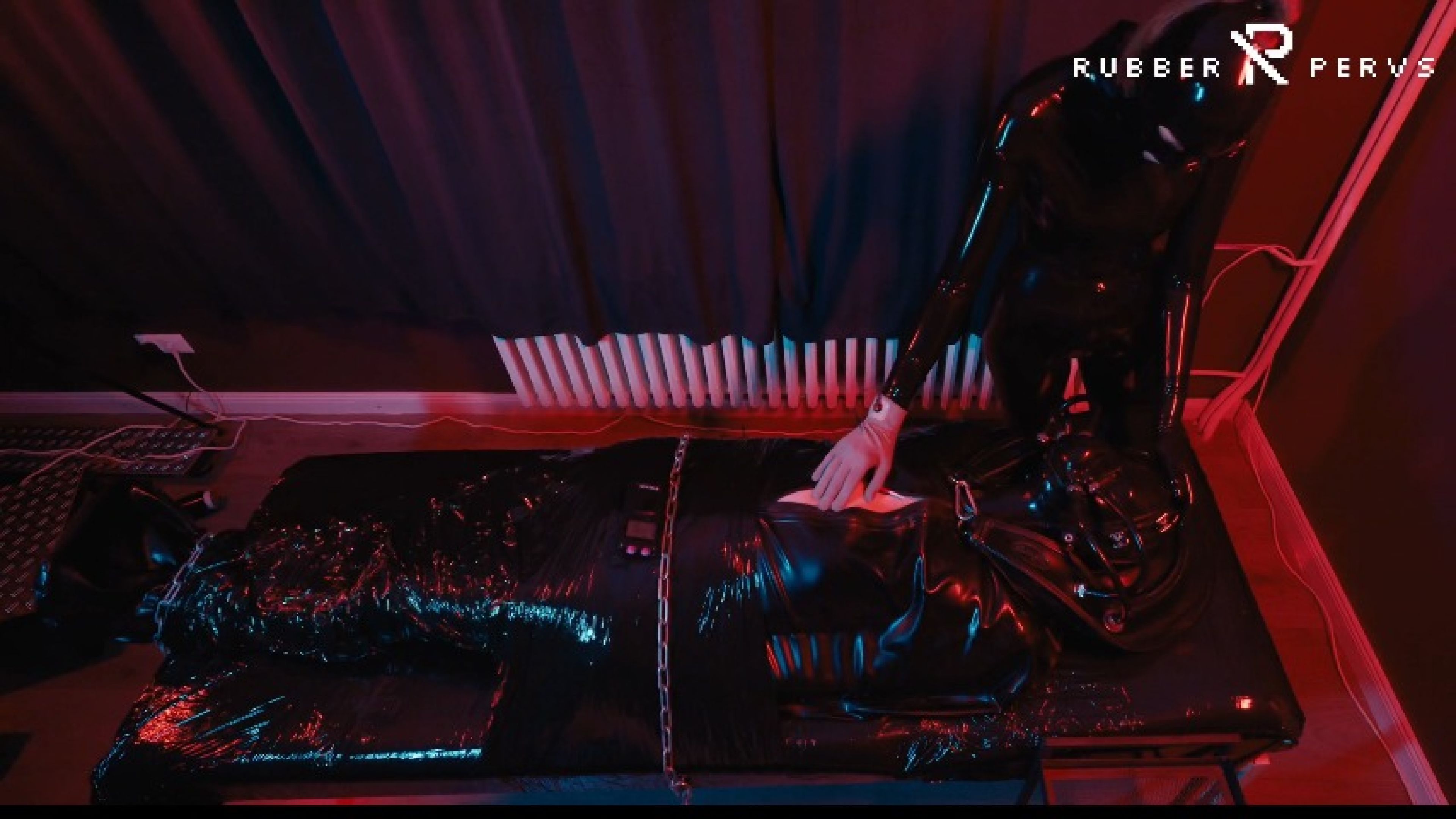 E-Play for the Rubberslave in Bodybag and Heavy Rubber Mask