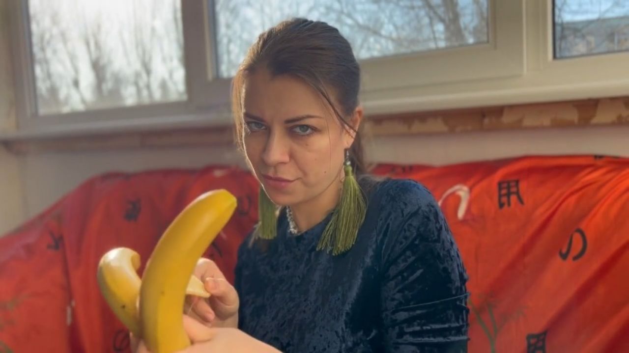 BANANA TASTES LIKE YOUR DICK . DEEP THROAT