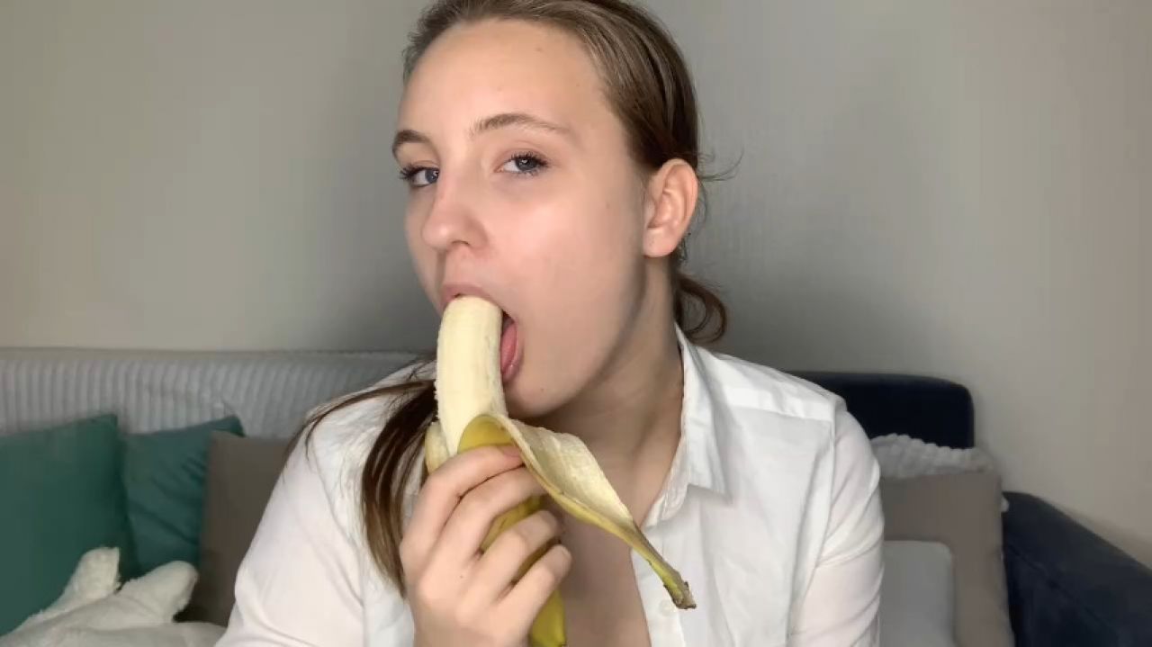 Watch how naughty i can eat a banana&gt