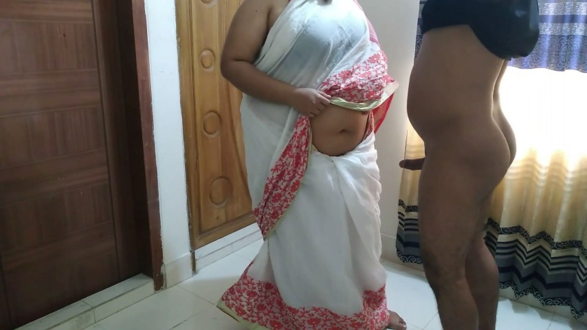 Tamil MILF aunty fucked by neighbor when she change saree