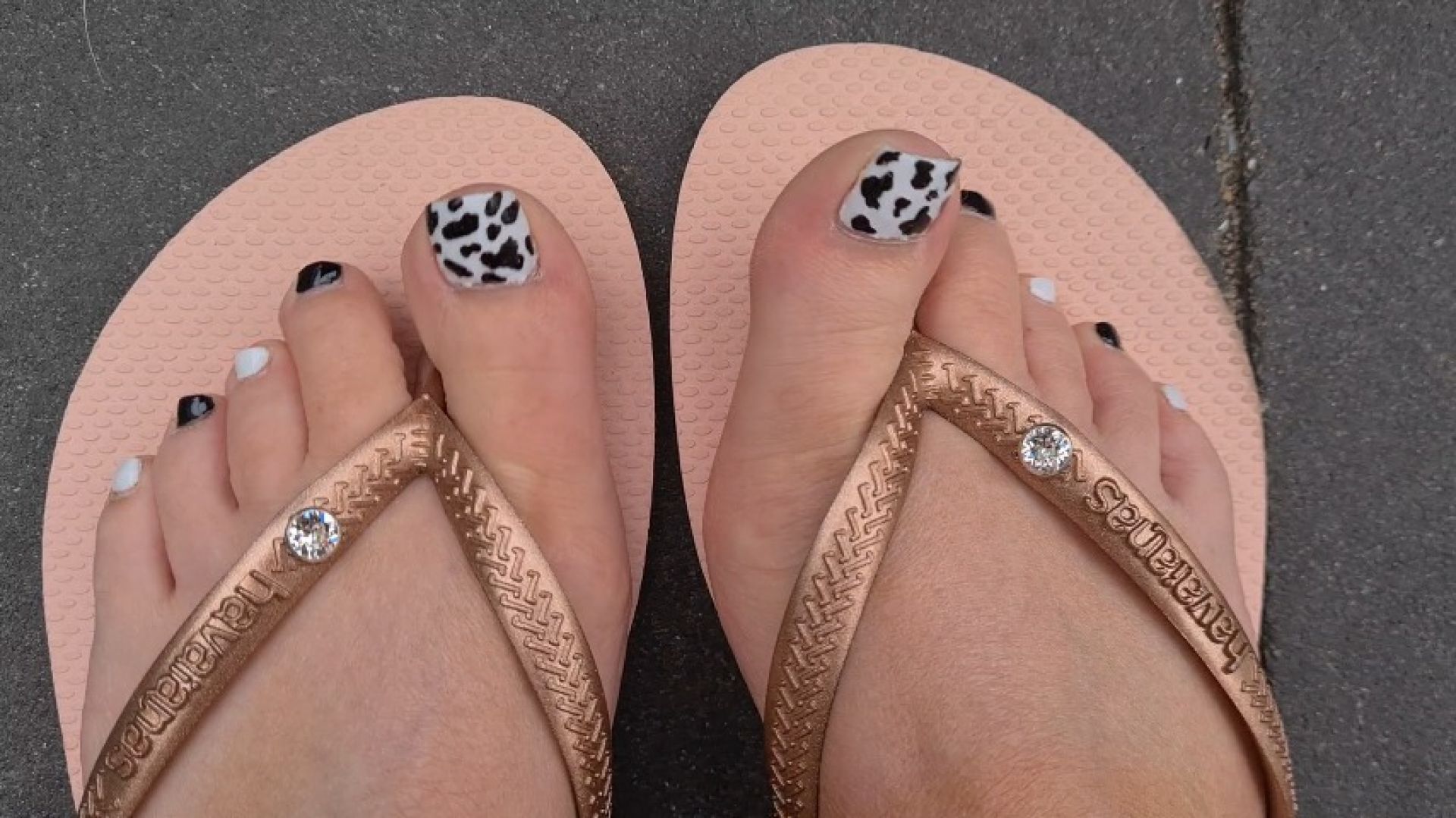 Toe wiggling in flipflops giantess