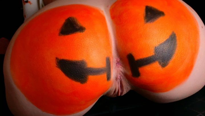 Pumpkin ass shaking