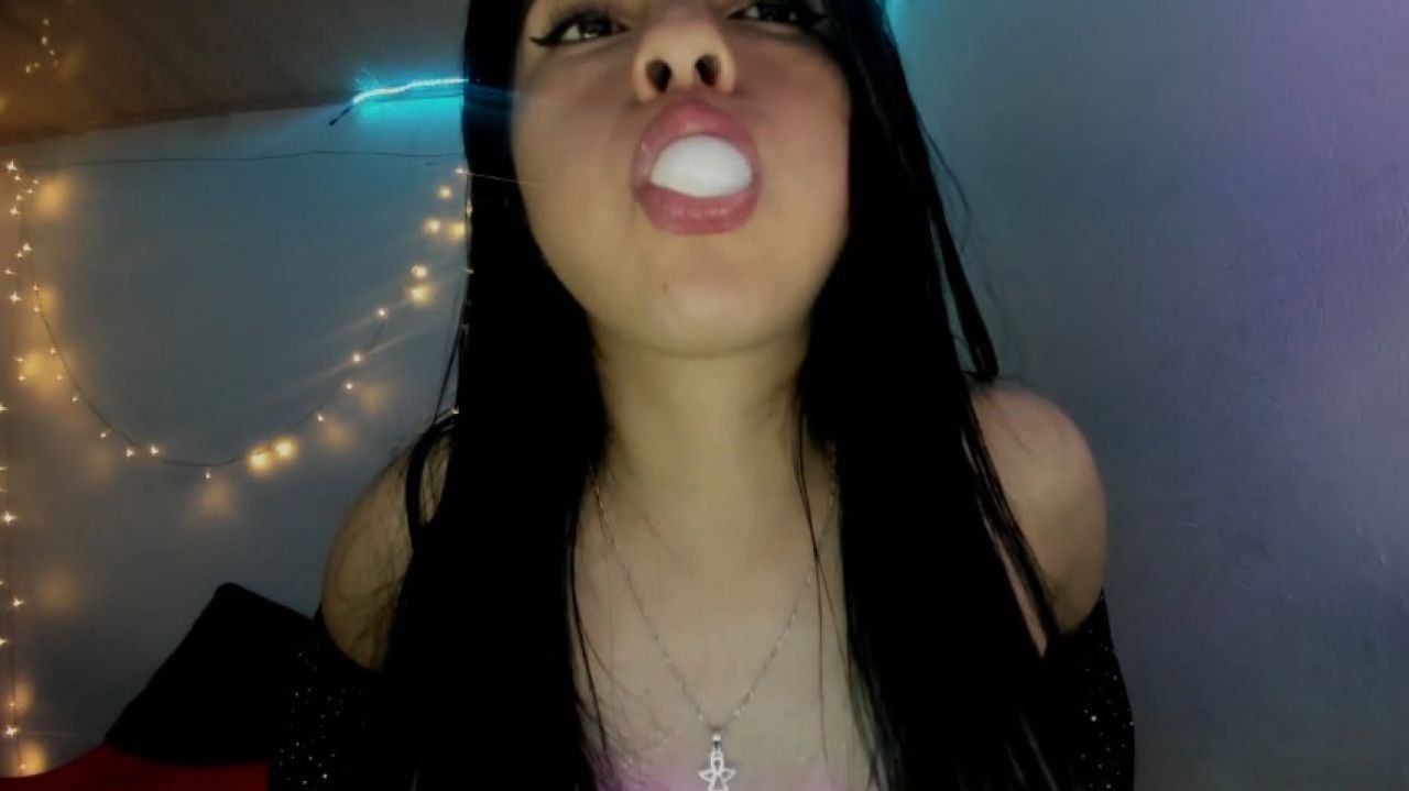 Playing with my gum to do bubbles