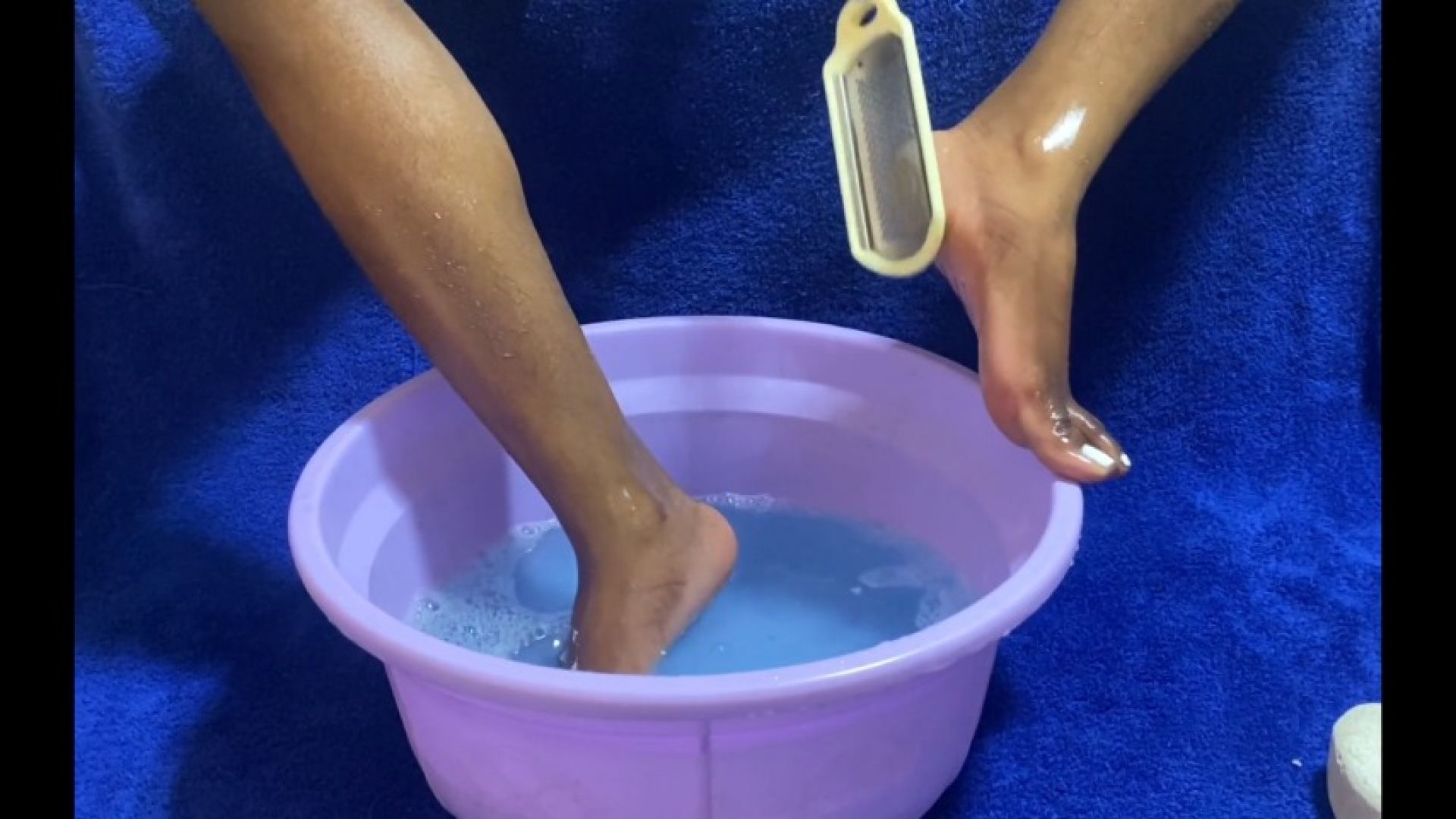 Scrubbing Giantess Ebony feet