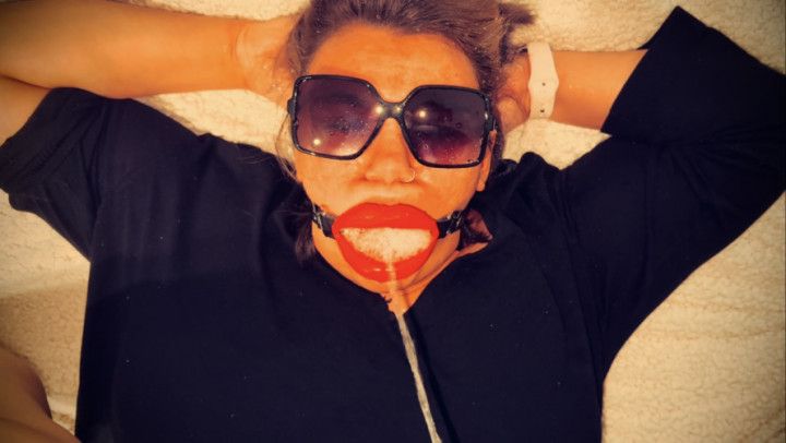 Amateur get's a piss facial on bed wearing sunglasses