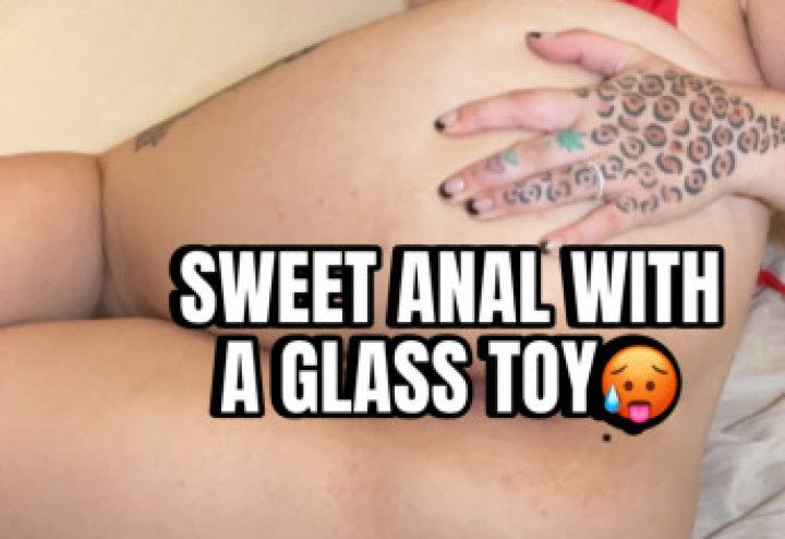 Sweaty anal with a glass toy