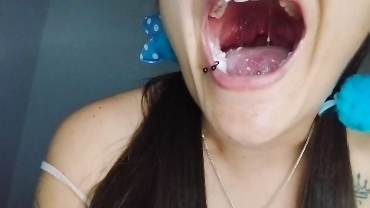 comiendo y mostrando mi uvula