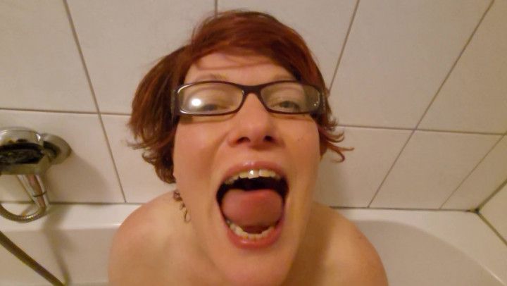 Cum swallow in the bath tub