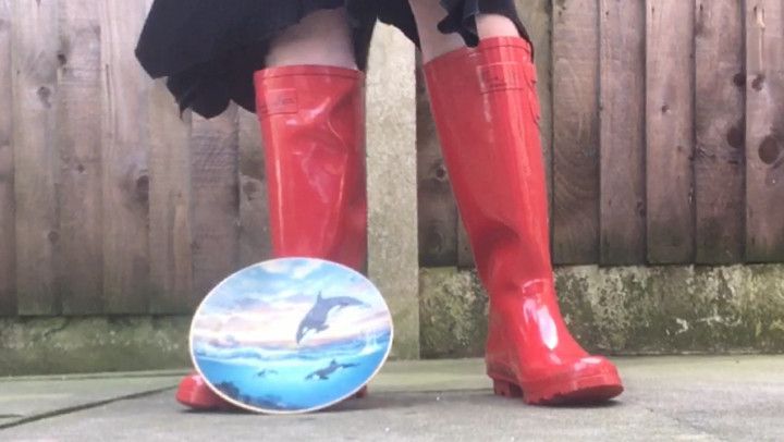 Arikajira Red Wellies China Plate Crush