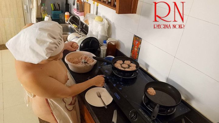 Nudist housewife Regina Noir cooks at the kitchen. c1