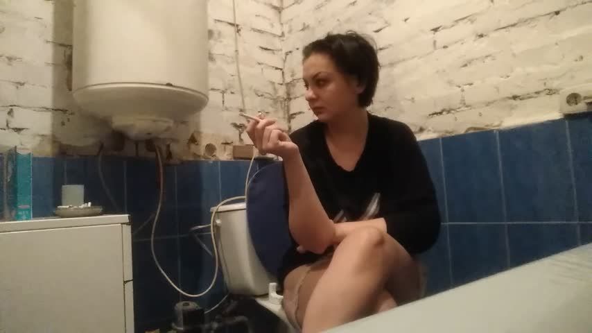 Spy Kate poping and farting in toilet