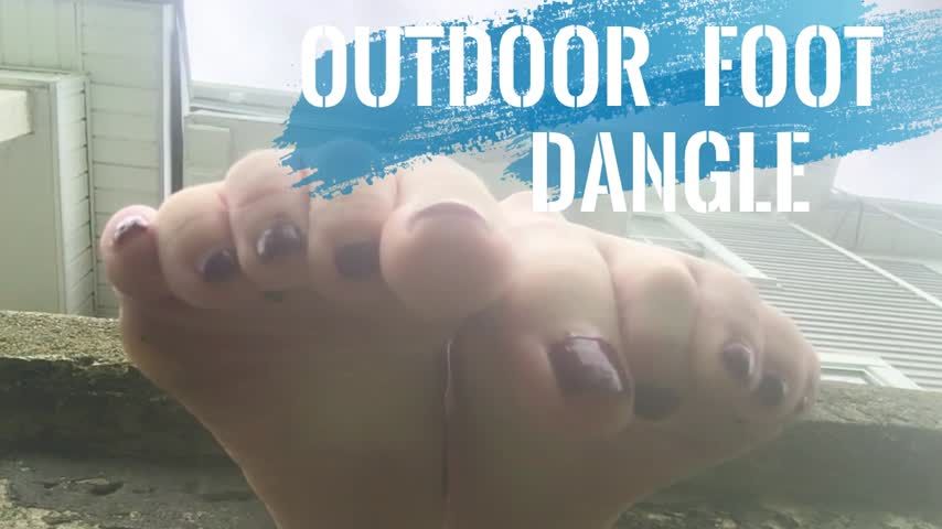 Outdoor Foot Fetish Dangle v900