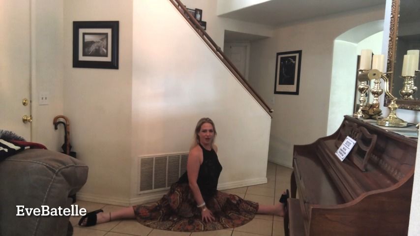 Splits Teacher In Swishy Skirt