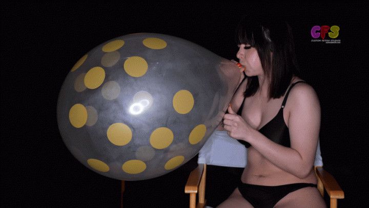 Scarlett Returns to Blow Pop a Polka Dot