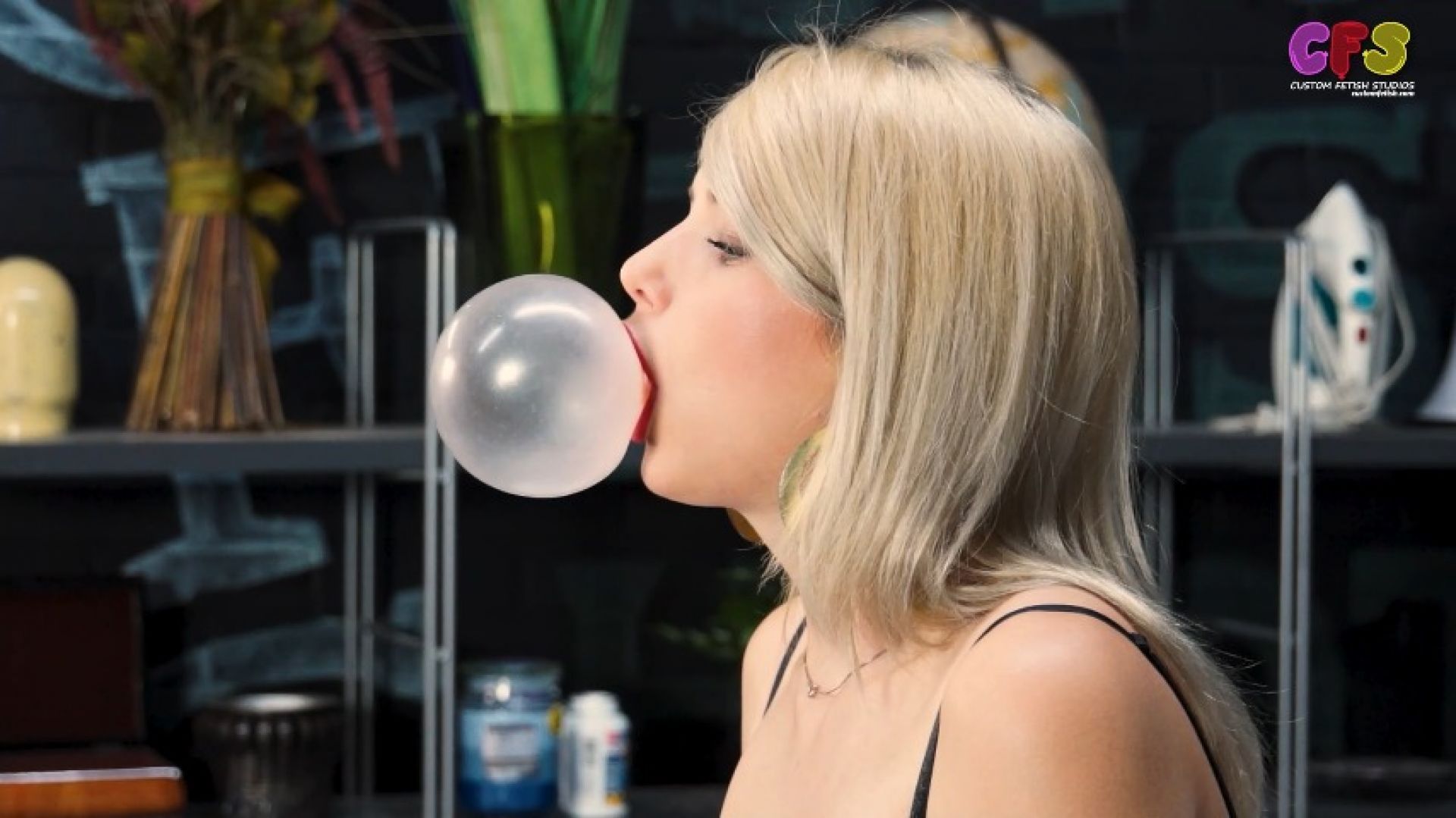 Taylor's Swift Bubble Gum Bubble Blowing 2 Angles