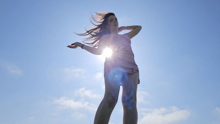 Upskirt wetting in the sun peeing