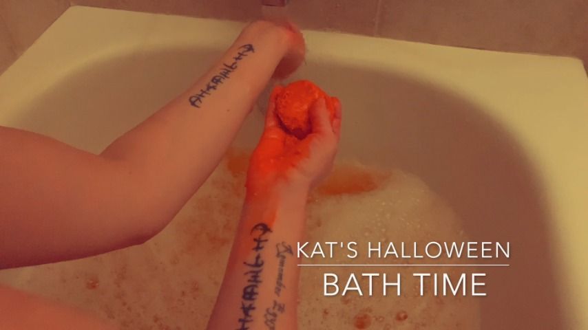 Kats Halloween bath time