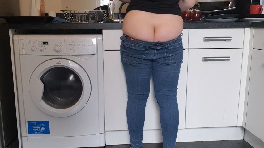 Buttcrack Whilst Cleaning