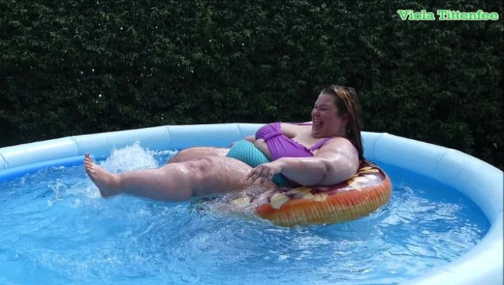 hot bikini fatty in the pool