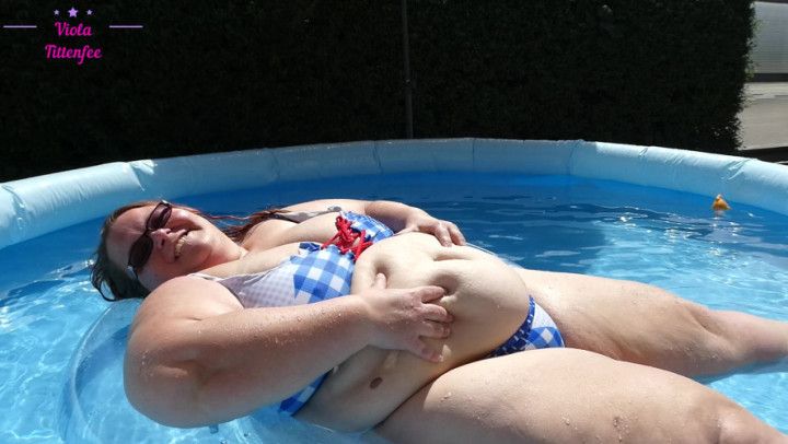 shaking my fat body in the pool 02