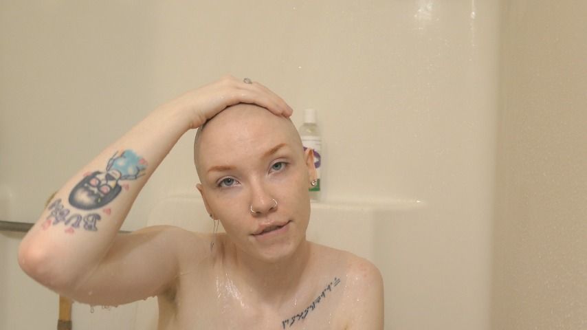 Bald Girl Fuck Herself in the Shower ;3