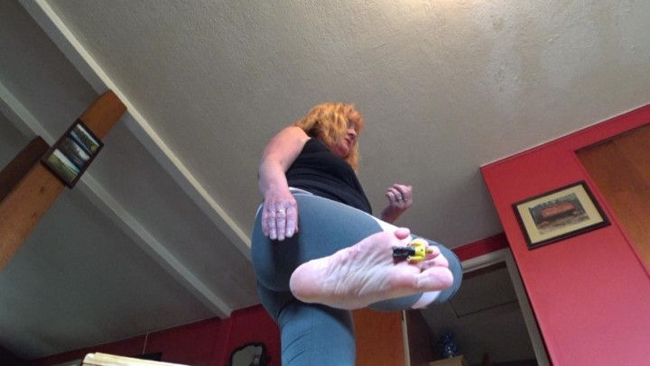 Giantess lady in yoga pants