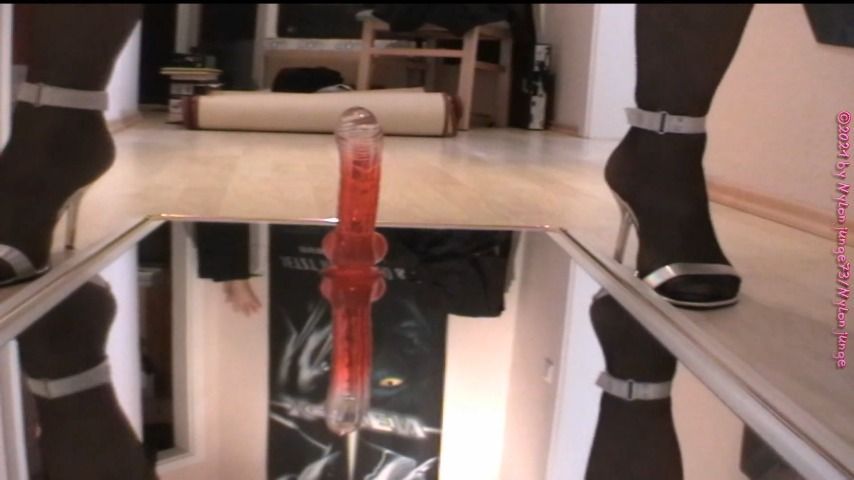 Dildo fun on wall mirror *HD nostalgie