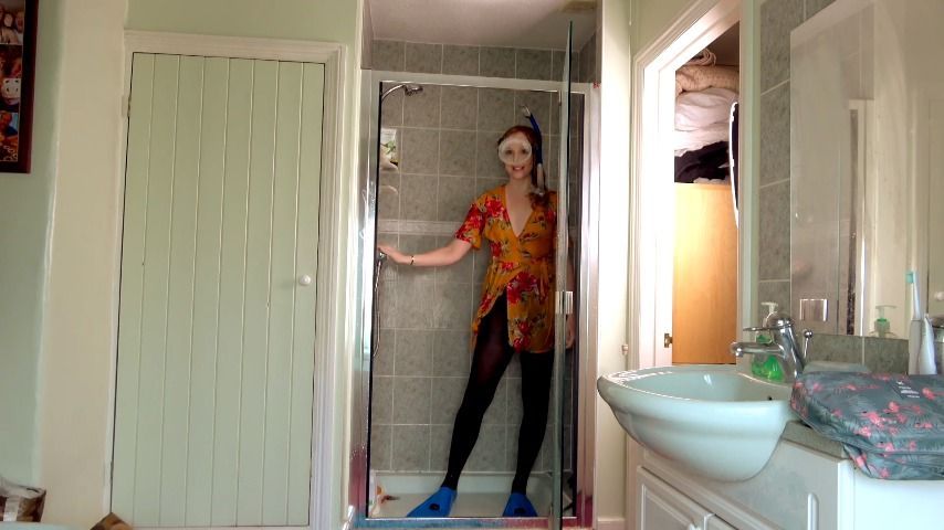 Dance &amp; Shower in Tights &amp; Fins