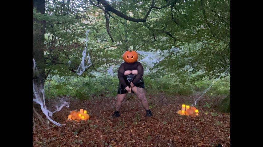 BBW becomes pumpkin head