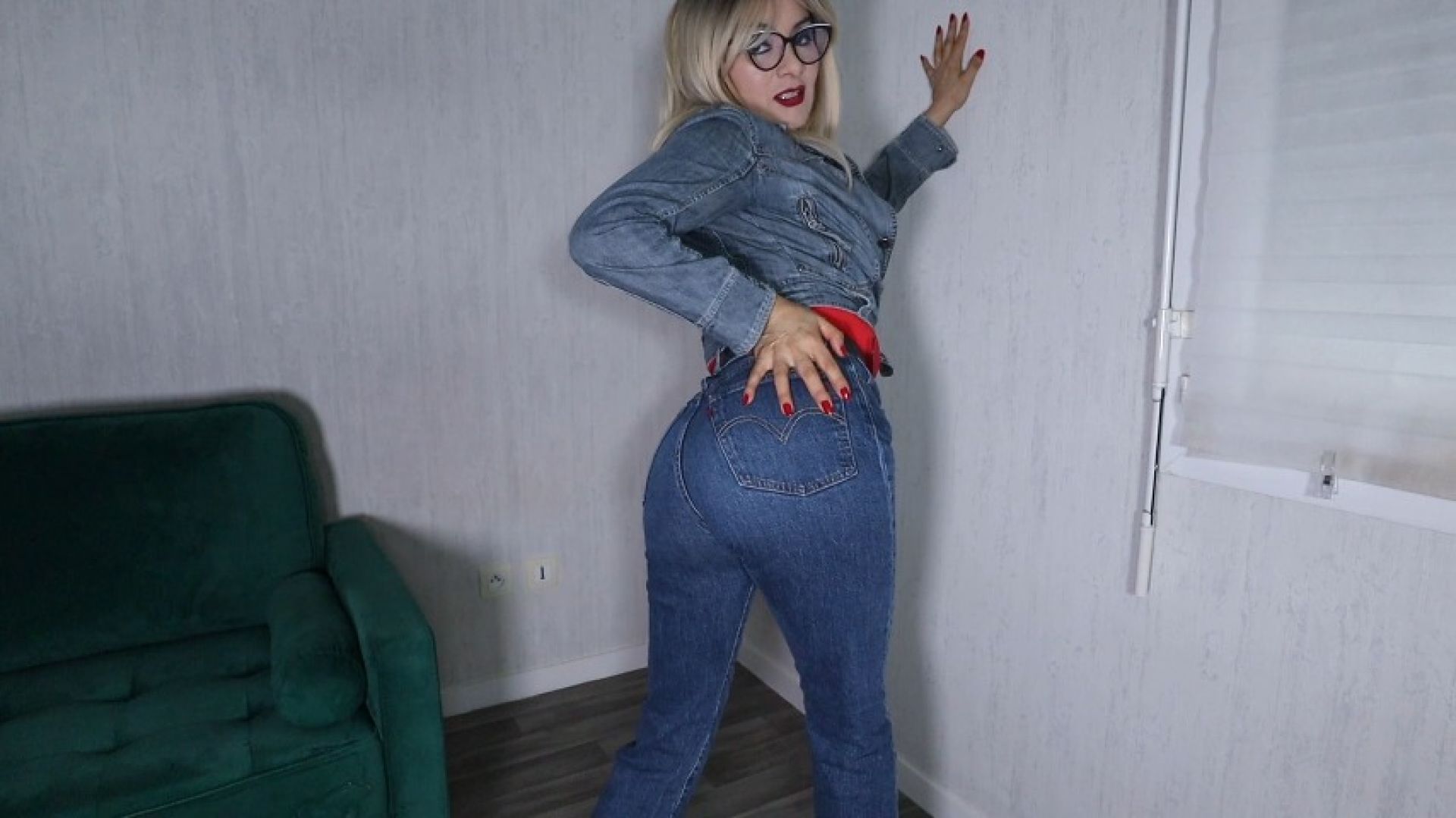 Blue jeans MILF teasing