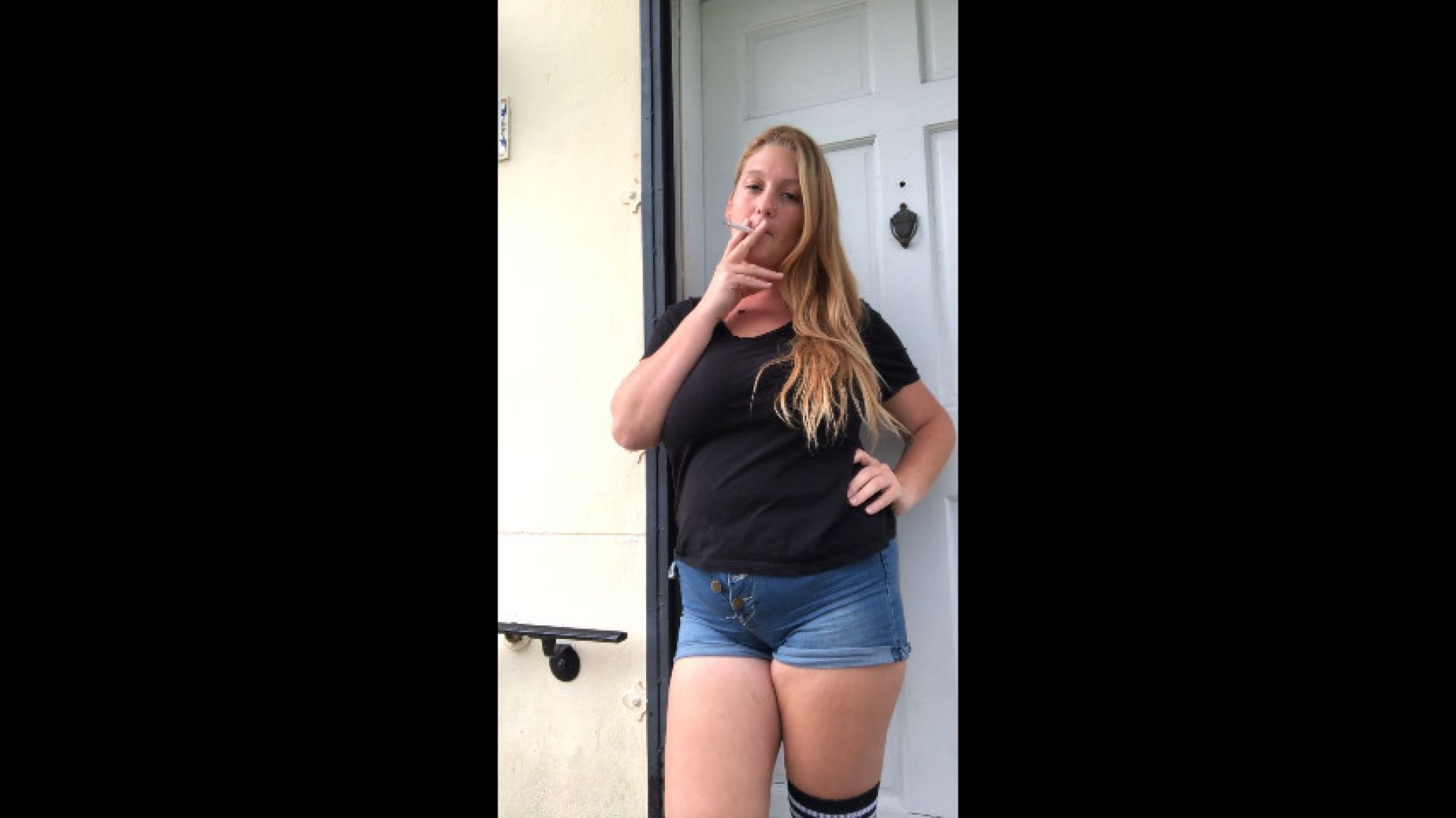 Chubby blonde hottie smokes