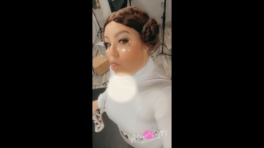Princess Leia cosplay twerking BTS reel