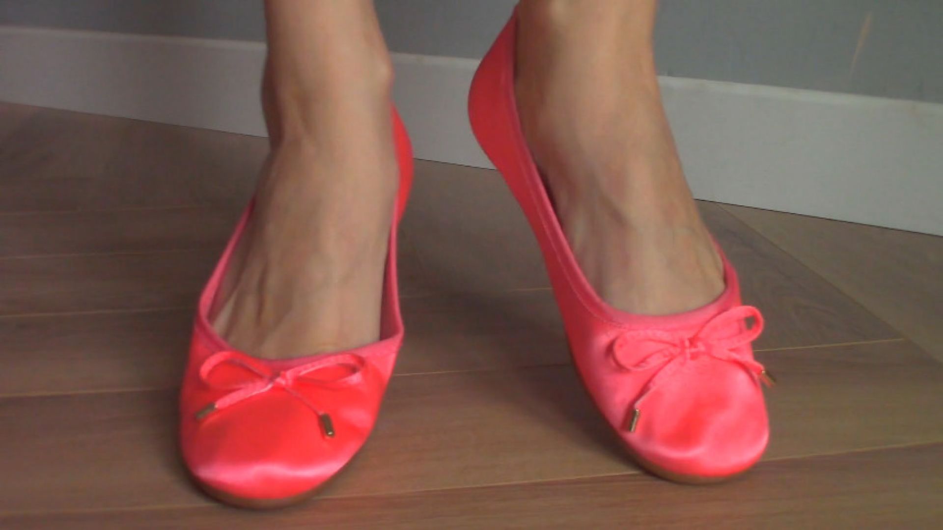 Closeup Coral Flat Shoeplay