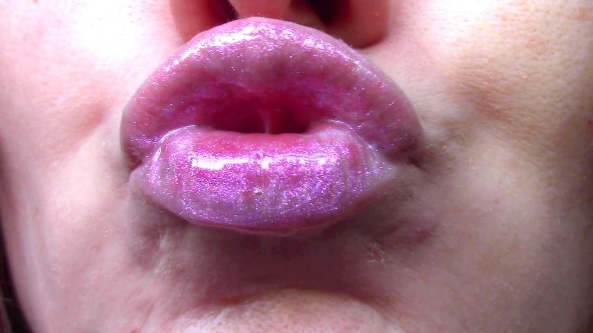 Shiny Gloss Lips Mesmer Kisses