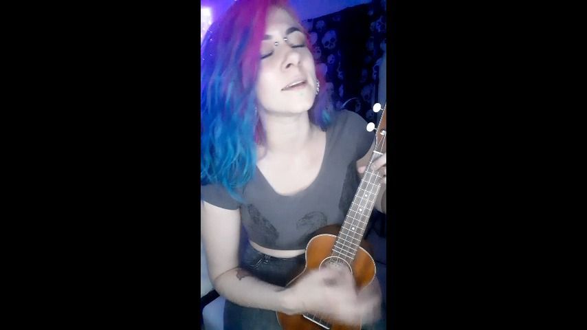 PEPPER PLAYS THE UKE BADLY # 2