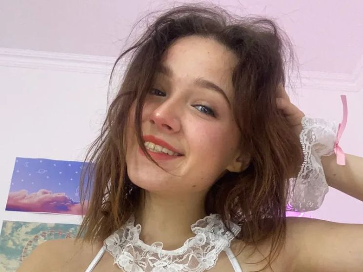 Creator luna_moore is now Live luna_moore session image