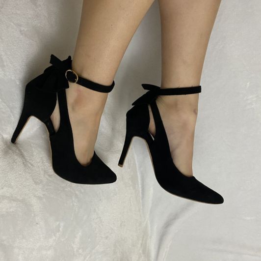 Sweaty and Smelly Black Bow Heels