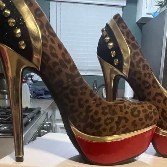 Super hot leopard top with gold back high heels