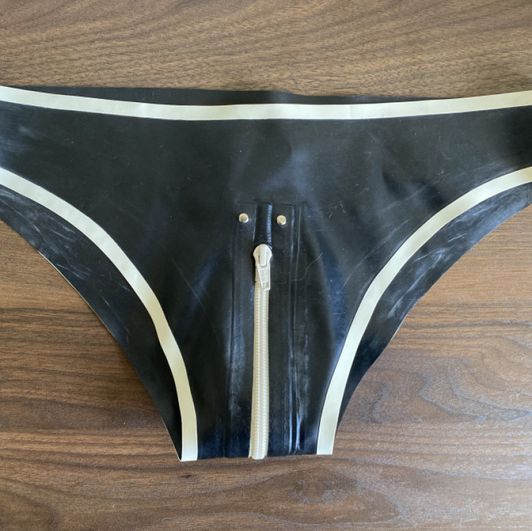 Latex zip panties