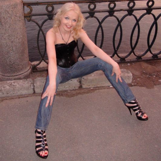 Evening walk in jeans and heels 19 pics